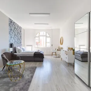 Designer On The Broadway With 2br And Ac , Budapest Ungheria